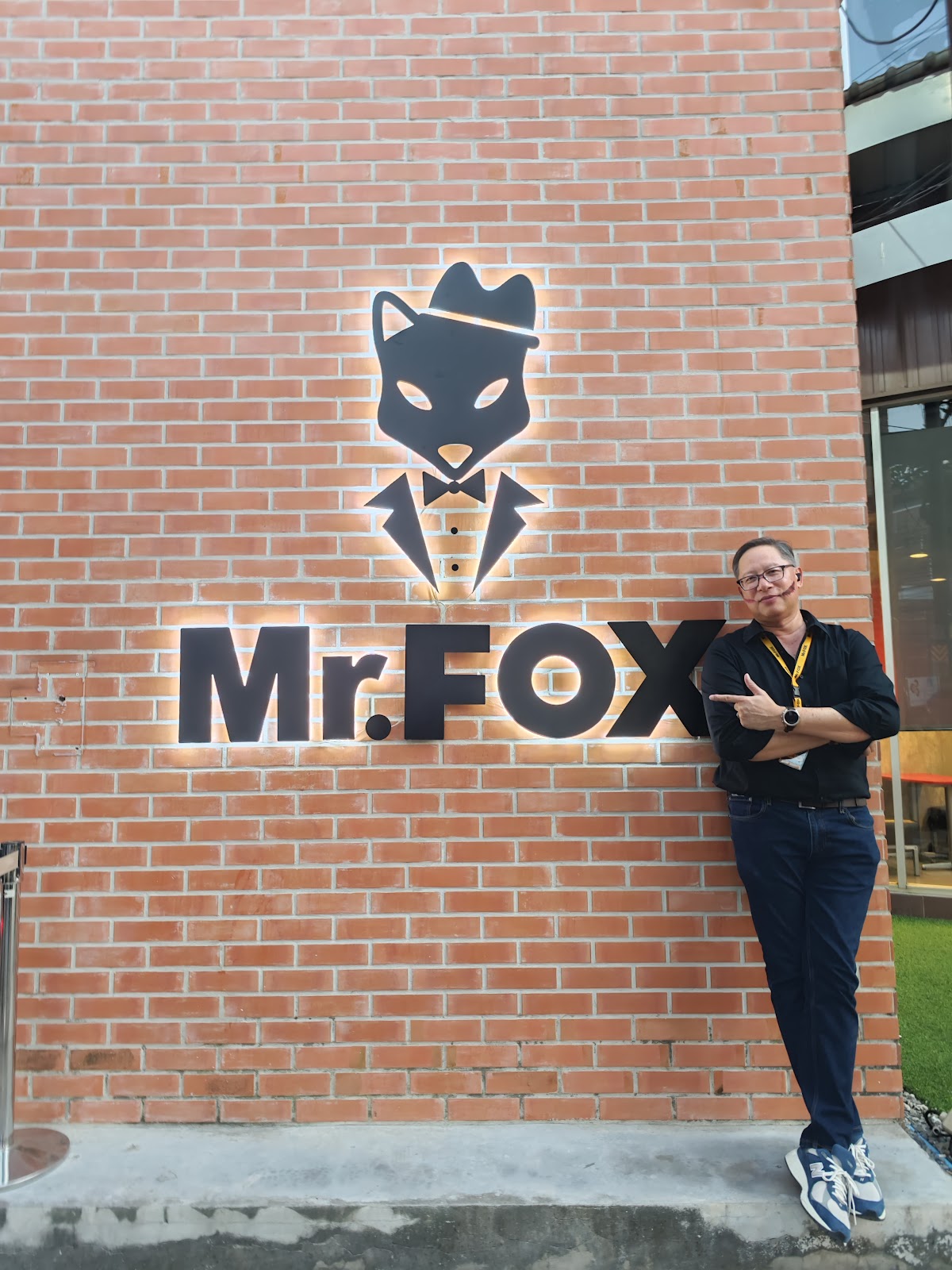 Mr.FOX Live House — Pisit Supataradit