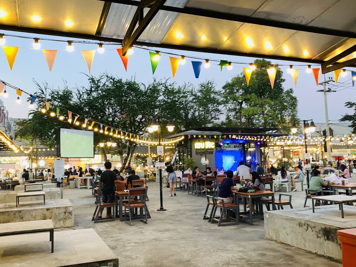 ตลาดบ้านฟ้า เลอ มาร์เช่ — Neaw Jy