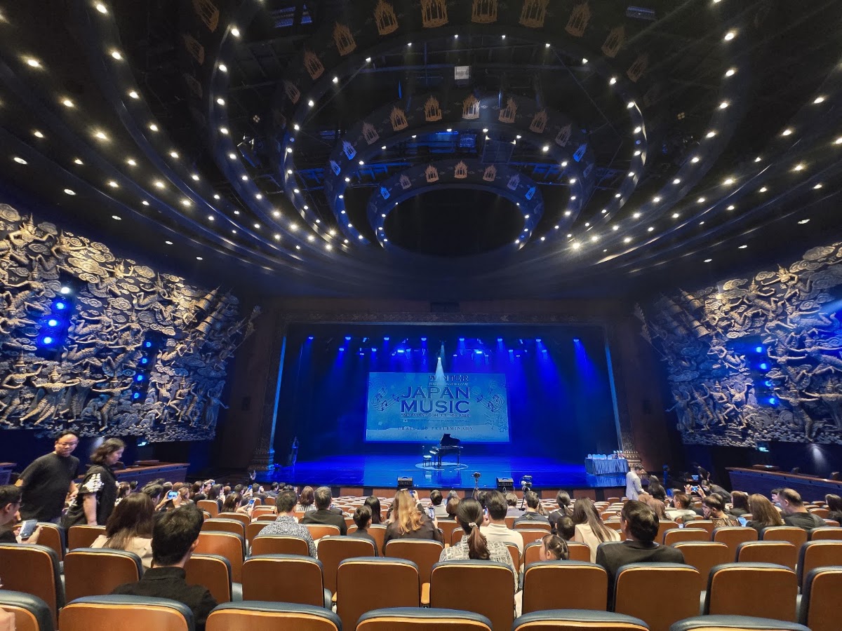 โรงละครอักษรา คิง เพาเวอร์ — จักรพงษ์ ต่างเมือง