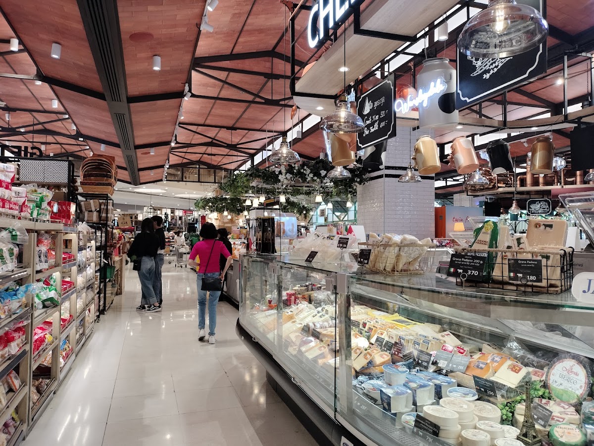 Siam Paragon — wong lawrence